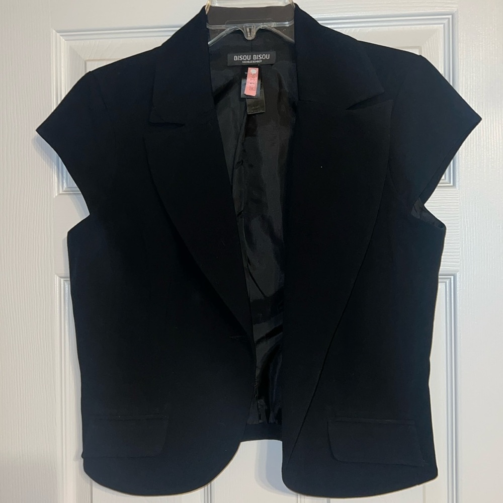 Cute and tailored jacket from Bisou Bisou. Size 12 cap sleeves.
